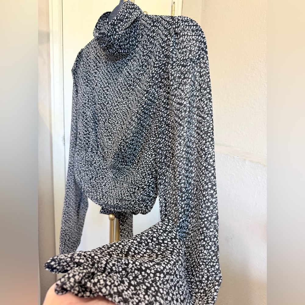 EUC Like New Cropped Mock Neck Black and White Patterned Tie Back Blouse - Picture 7 of 12